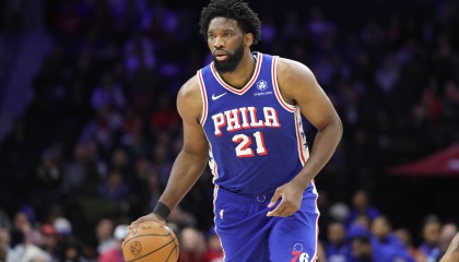 竞彩足球-效率不高！恩比德25中10拿26分7板有3失误4犯规 正负值-18